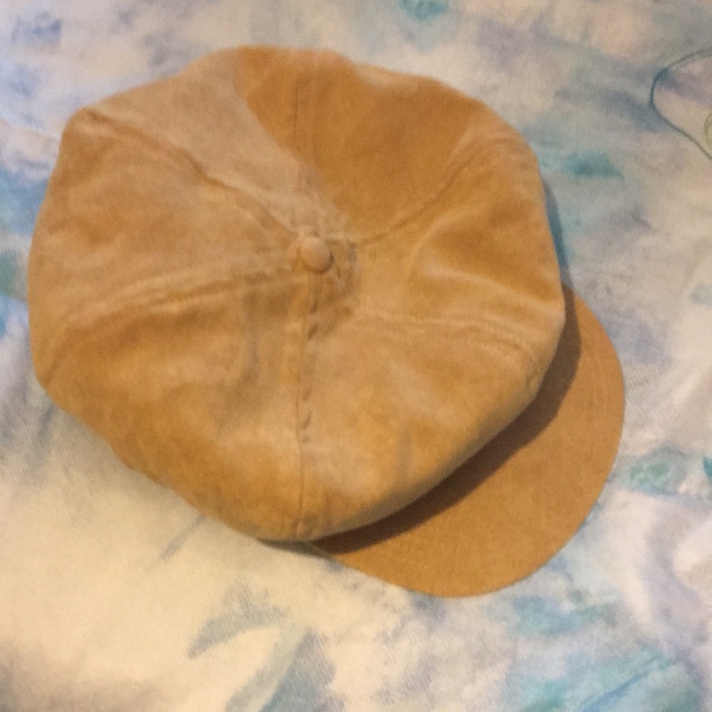Tan suede hat black on the inside doesn’t say anything on the tag it is nice hat
